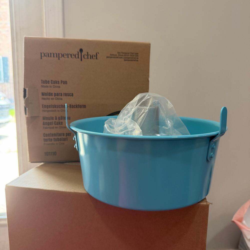 Pampered Chef 10" Tube Cake Pan Removable Bottom Blue  Nonstick NEW In Box